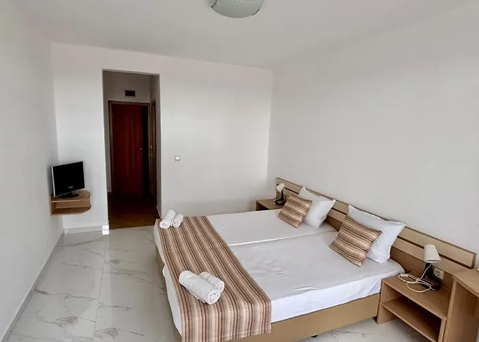 тропикана מלון 2*